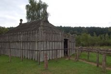 Slawenburg_Gross_Raden_Tempel_01.jpg